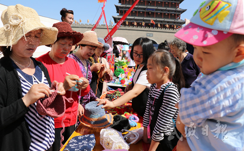 “陇原巧手”现场手工编织的文化旅游商品受市民青睐