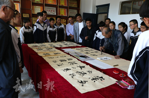 我市80岁高龄的书法家张世杰现场为师生挥毫泼墨