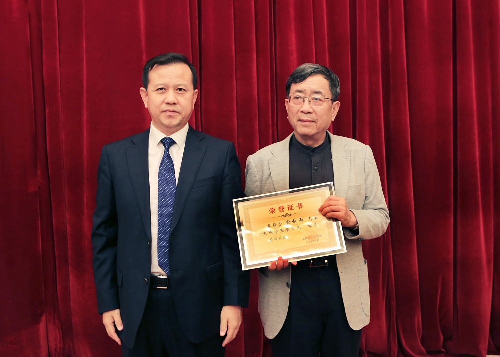 我市授予著名文化学者余秋雨先生＂武威市荣誉市民＂称号