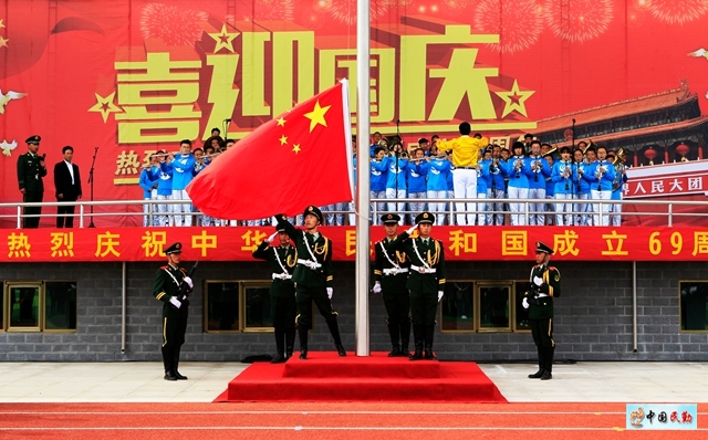 民勤县举行国庆节万人升国旗唱国歌活动